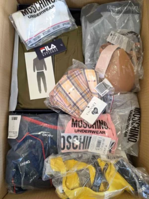 The photo shows a package with clothing in the category AU.