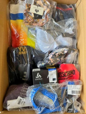 The photo shows a package with clothing in the category AU.