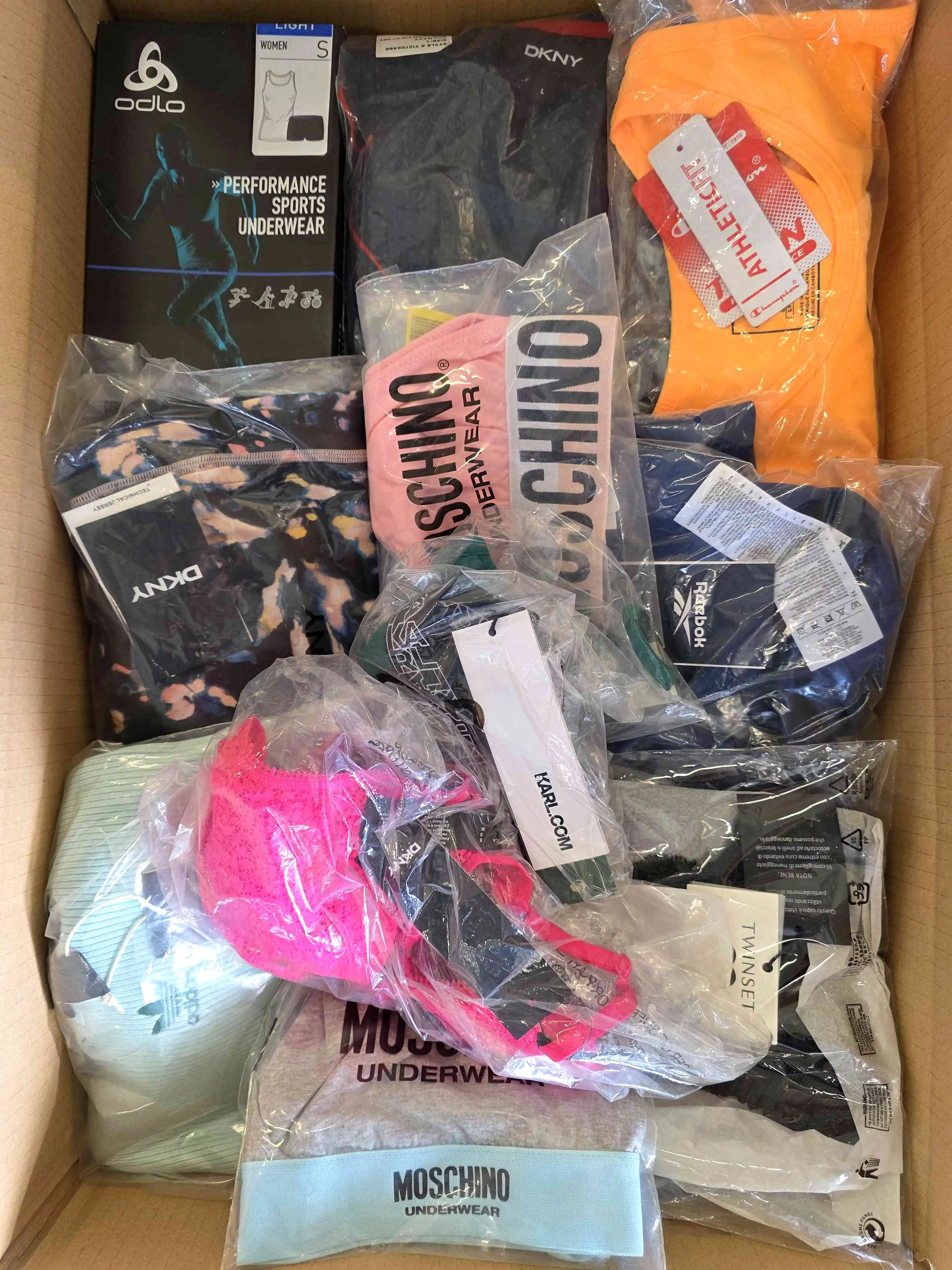 AU268 3 The photo shows a package with clothing in the category AU.