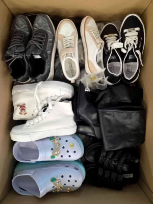 The photo shows a package with footwear in the category BSU.