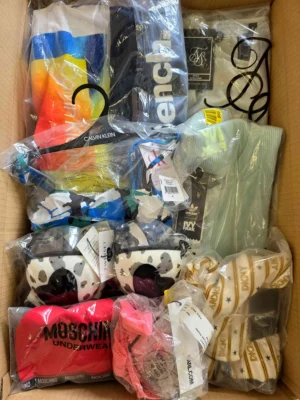 The photo shows a package with clothing in the category AU.