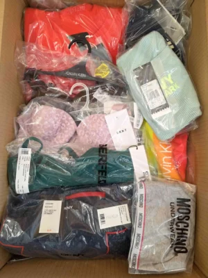 The photo shows a package with clothing in the category AU.