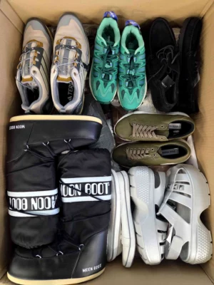 The photo shows a package with footwear in the category BSU.