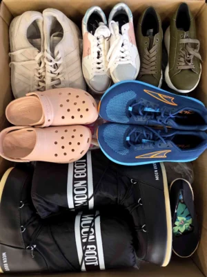 The photo shows a package with footwear in the category BSU.