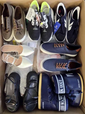 The photo shows a package with footwear in the category BSU.