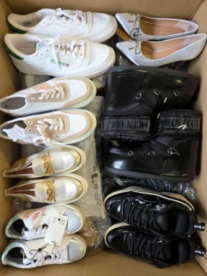 The photo shows a package with footwear in the category BSU.