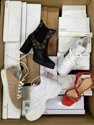 The photo shows a package with footwear in the category BS.