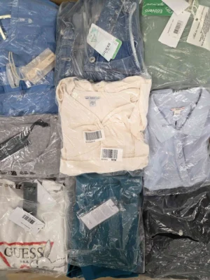 The photo shows a package with clothing in the category B.