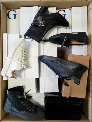 The photo shows a package with footwear in the category BS.