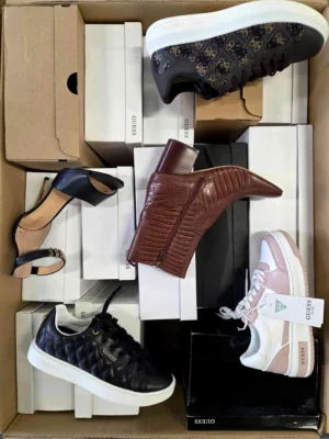 The photo shows a package with footwear in the category BS.