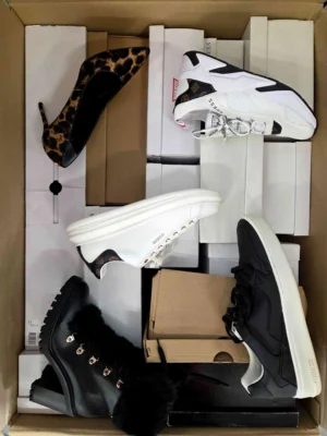 The photo shows a package with footwear in the category BS.