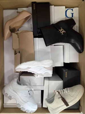 The photo shows a package with footwear in the category BS.