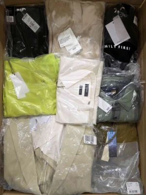 The photo shows a package with clothing in the category AM.
