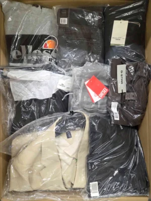 The photo shows a package with clothing in the category AM.