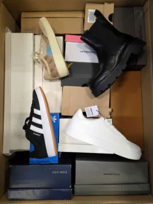 The photo shows a package with footwear in the category CS.