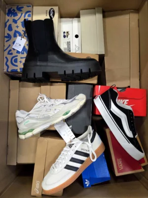 The photo shows a package with footwear in the category CS.