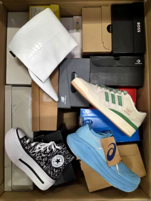 The photo shows a package with footwear in the category CS.