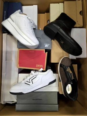 The photo shows a package with footwear in the category CS.