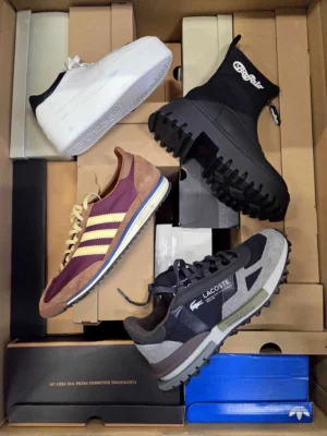 The photo shows a package with footwear in the category CS.