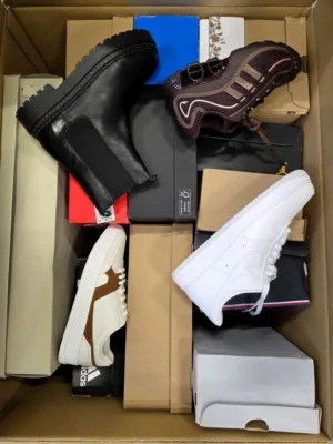 The photo shows a package with footwear in the category CS.