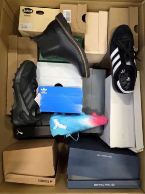 The photo shows a package with footwear in the category CS.