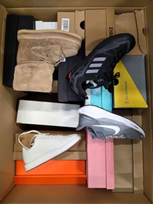 The photo shows a package with footwear in the category CS.