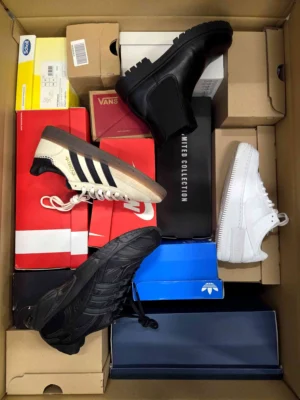 The photo shows a package with footwear in the category CS.