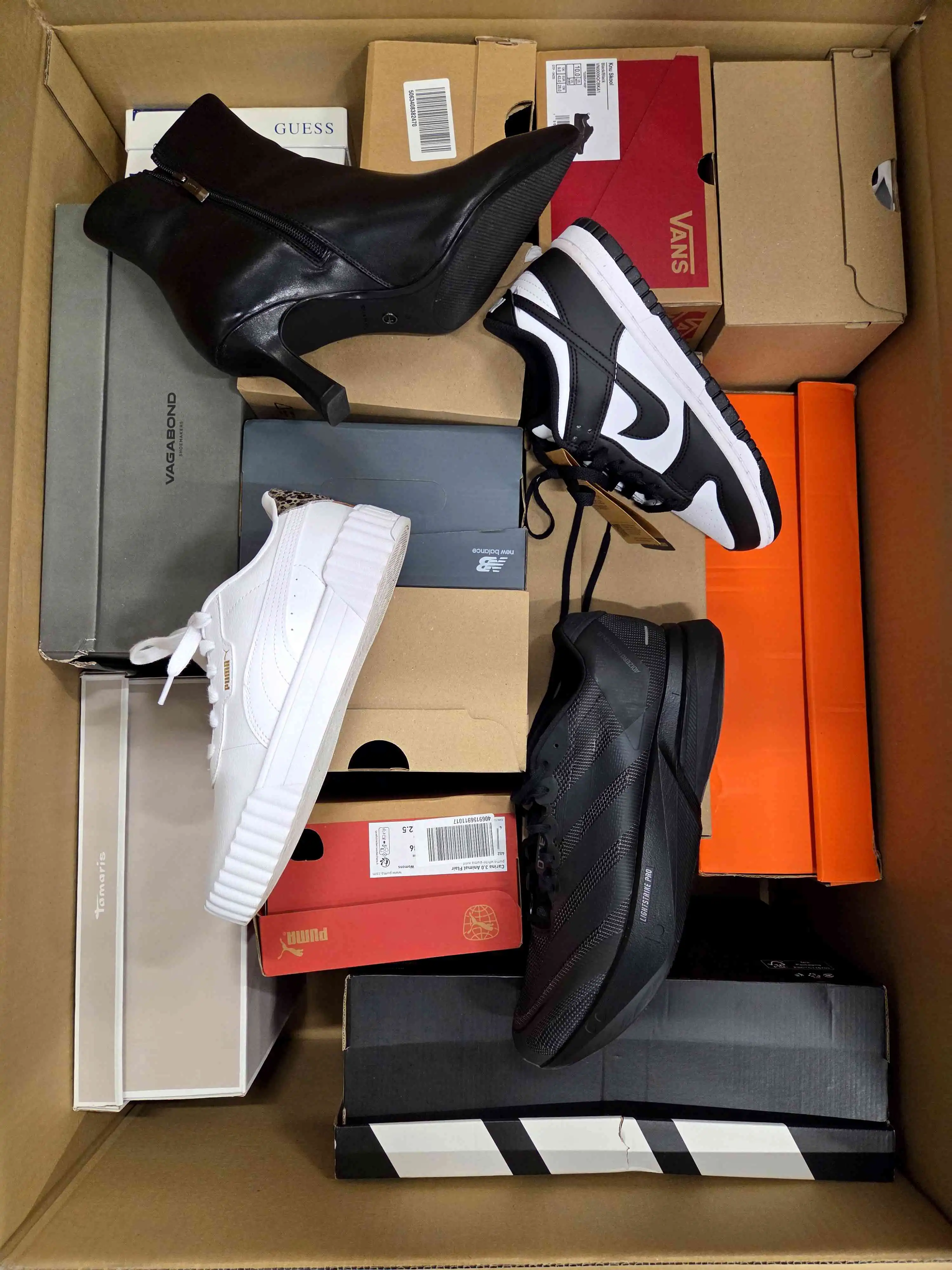 CS4906 2 The photo shows a package with footwear in the category CS.