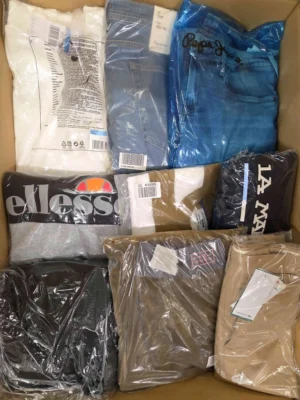 The photo shows a package with clothing in the category AM.