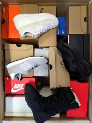 The photo shows a package with footwear in the category CS.