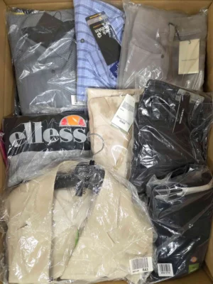 The photo shows a package with clothing in the category AM.