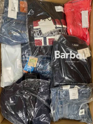 The photo shows a package with clothing in the category AM.