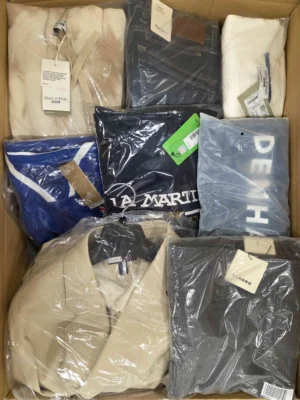 The photo shows a package with clothing in the category AM.