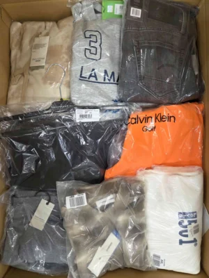 The photo shows a package with clothing in the category AM.