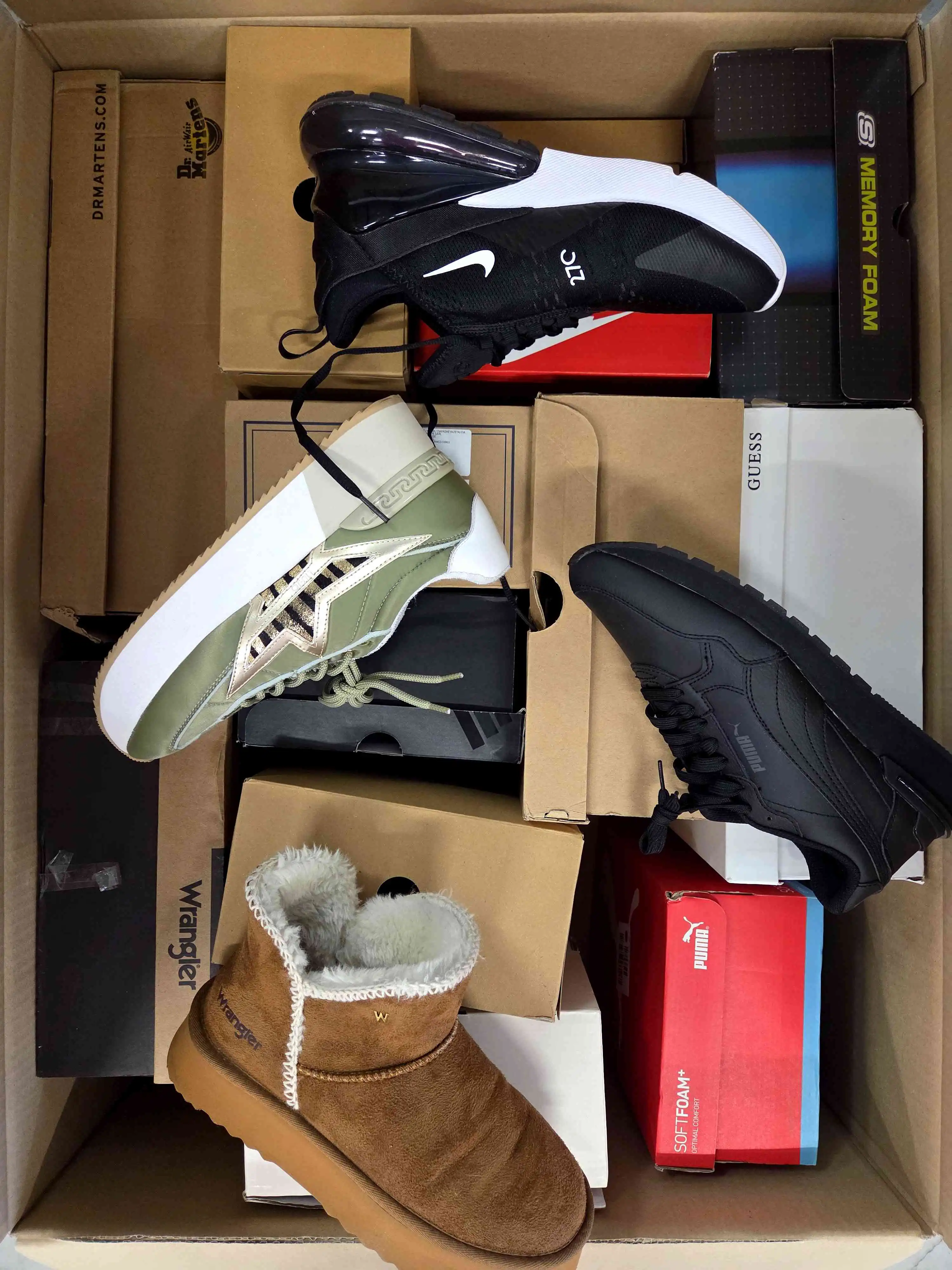 CS5043 3 The photo shows a package with footwear in the category CS.