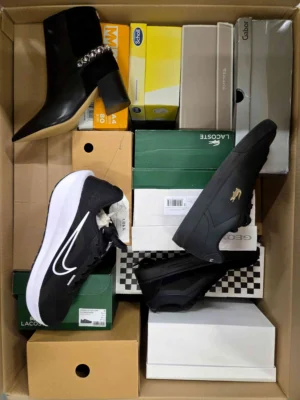 The photo shows a package with footwear in the category CS.