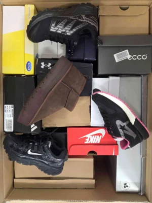 The photo shows a package with footwear in the category CS.