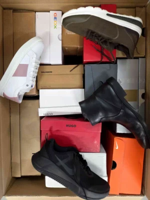 The photo shows a package with footwear in the category CS.