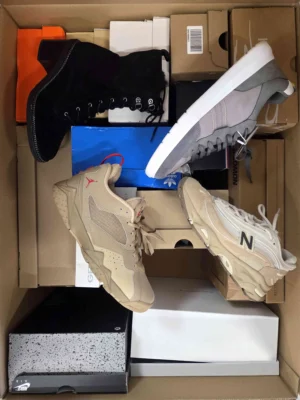 The photo shows a package with footwear in the category CS.