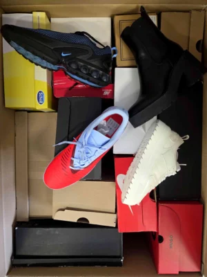 The photo shows a package with footwear in the category CS.