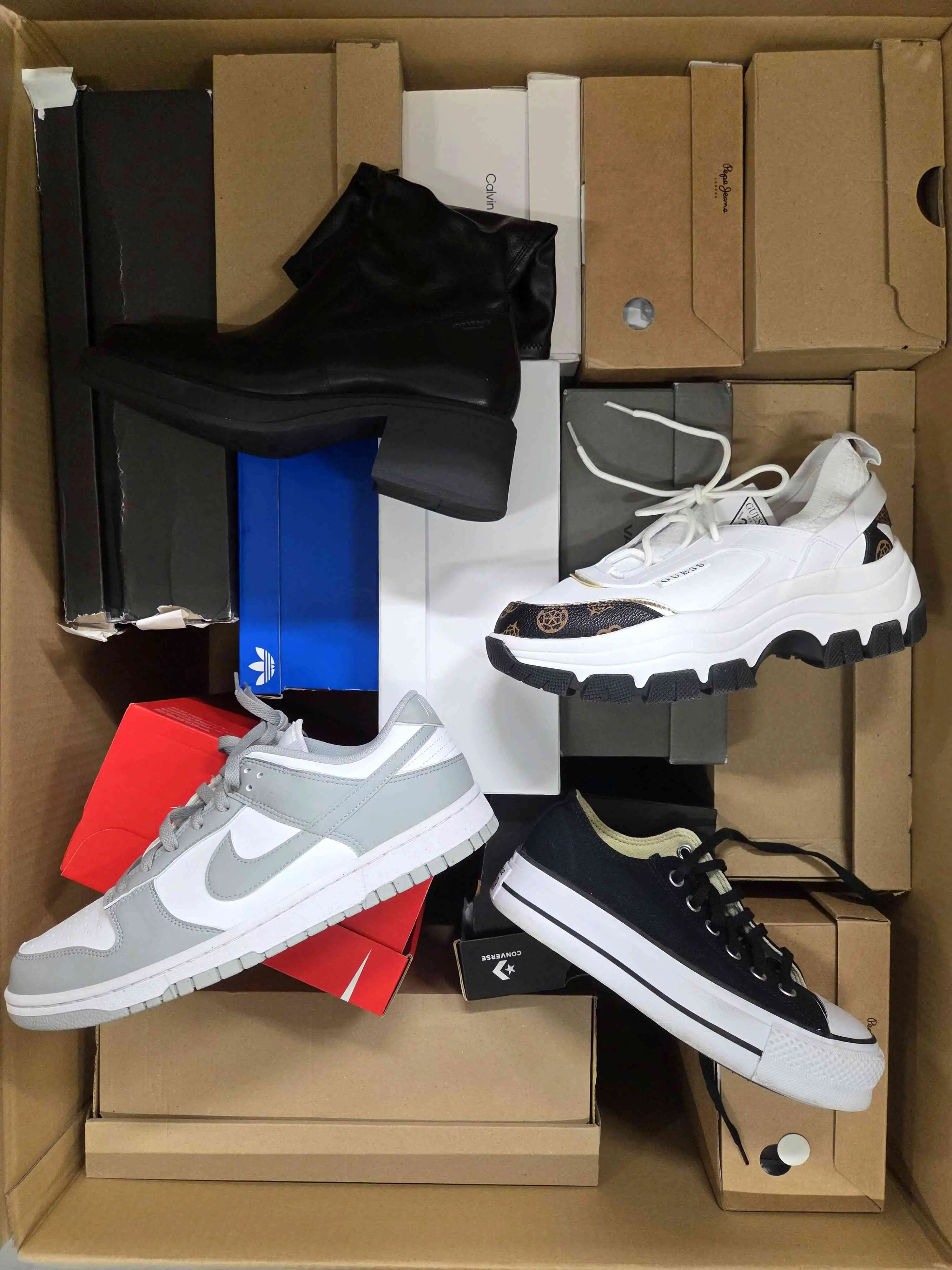 CS5110 3 The photo shows a package with footwear in the category CS.