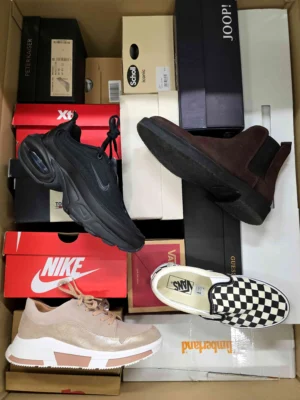The photo shows a package with footwear in the category CS.