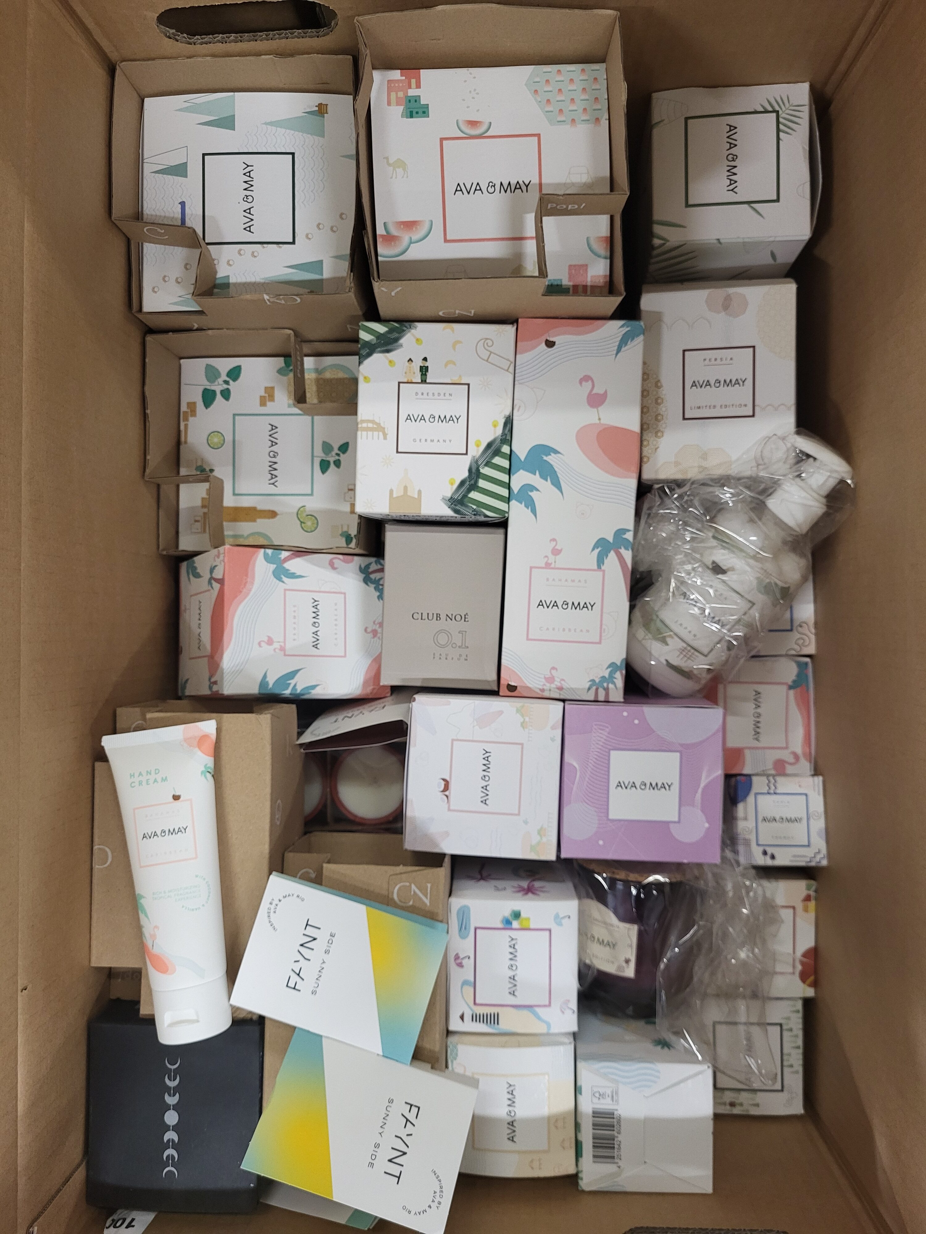 CO553 3 The picture shows a package with accessories in the category CO.