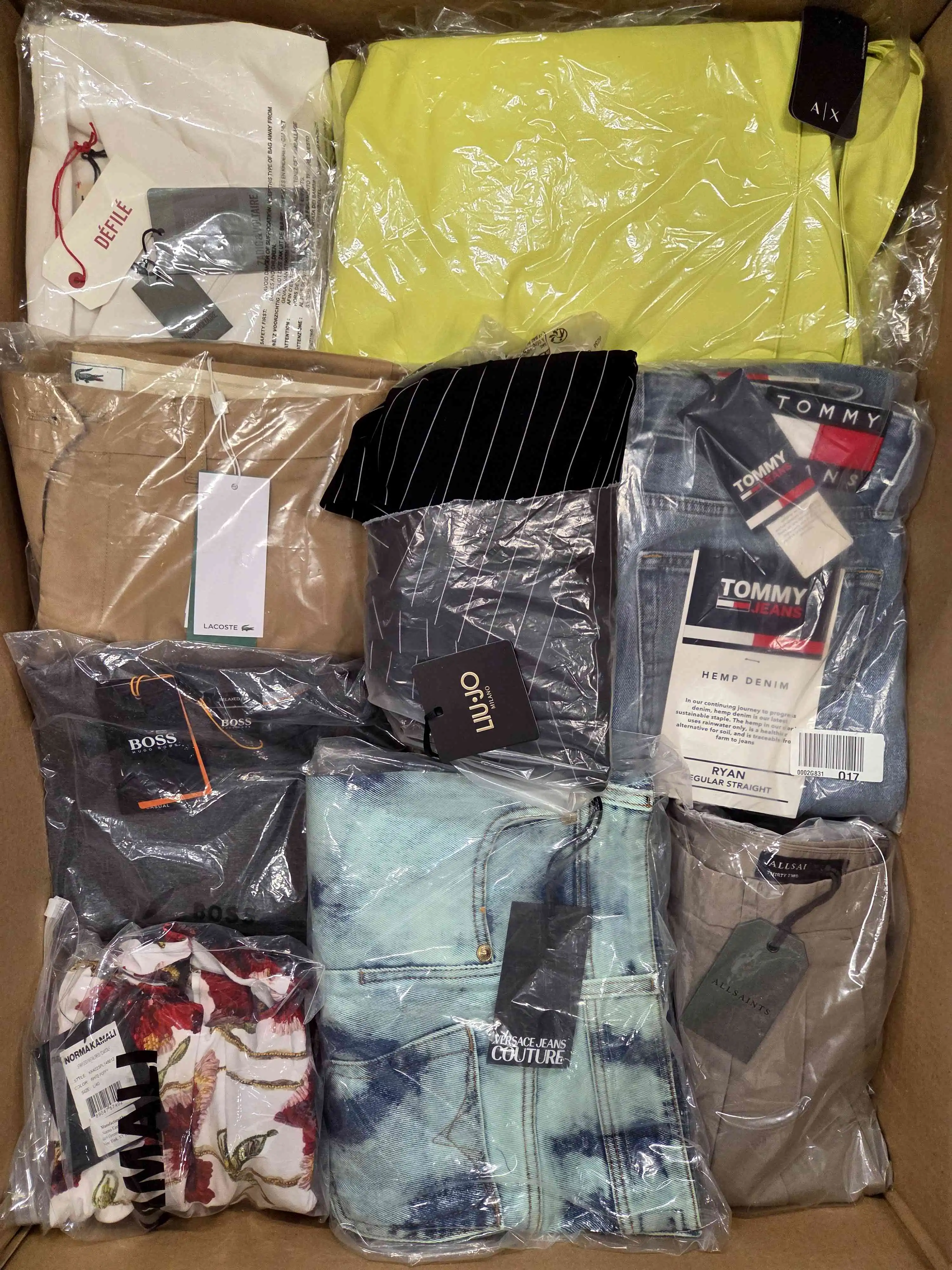 AP720 3 The photo shows a package with clothing in the category AP.