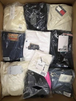 The photo shows a package with clothing in the category AP.