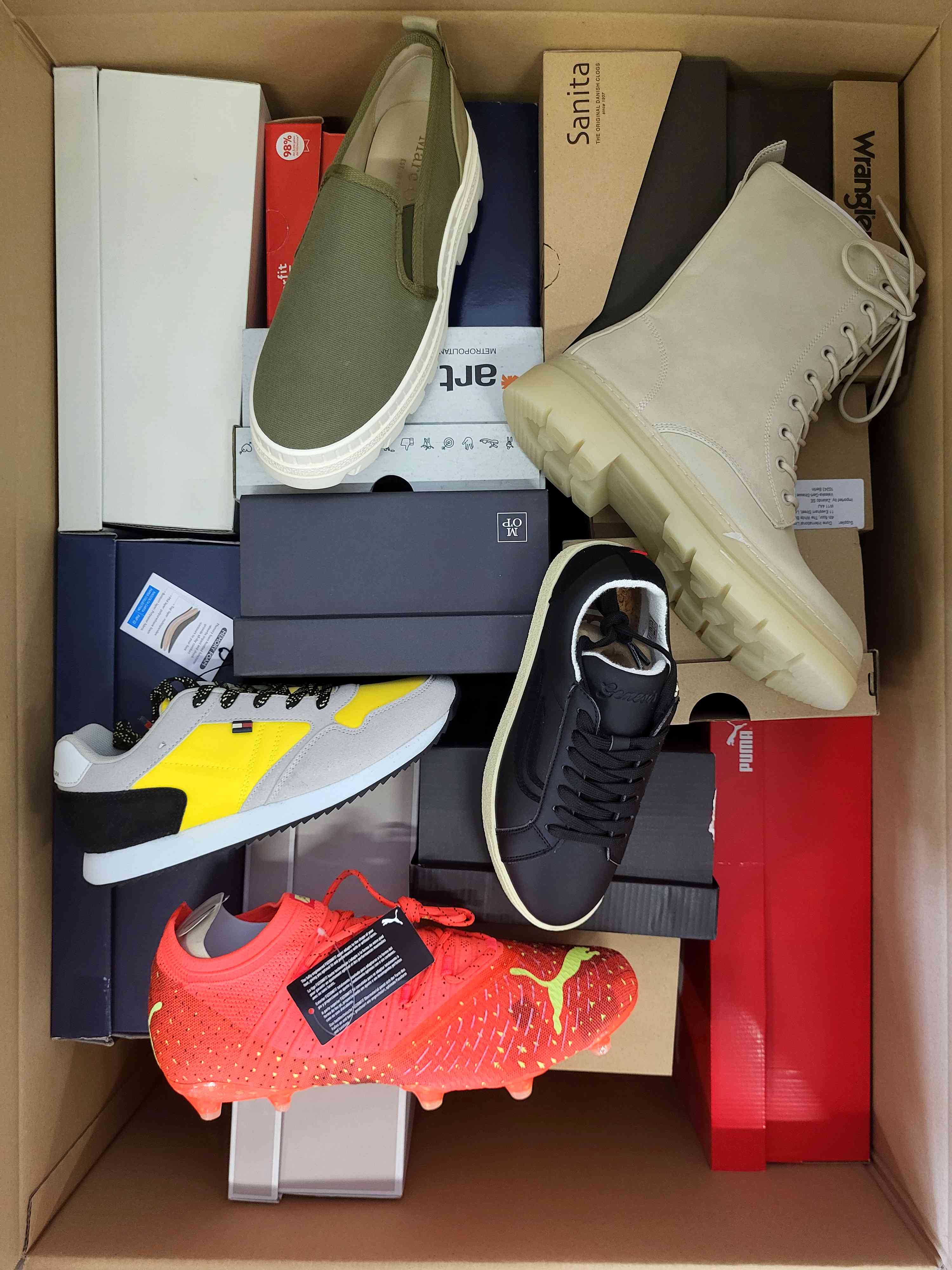 AS880 3 The photo shows a package with footwear in the category AS.