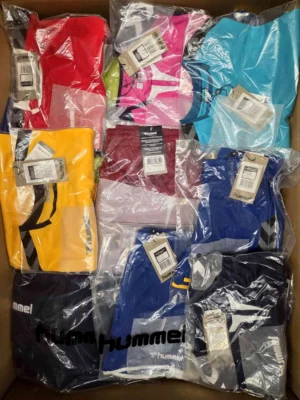 The photo shows a package with clothing in the category H.