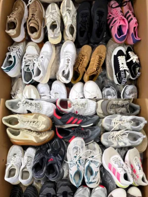 The photo shows a package with clothing in the category U.