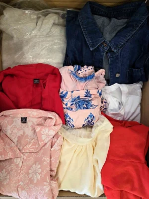 The photo shows a package with clothing in the category BSN.