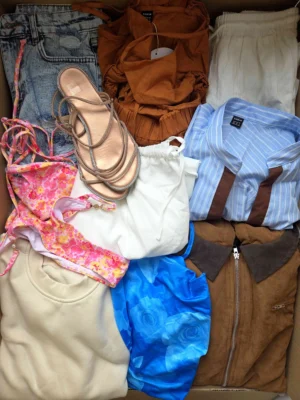 The photo shows a package with clothing in the category BSN.